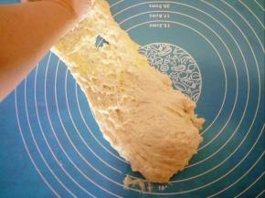 我是用搓的手法，有的朋友是摔打手法（手工揉面可以百度搜揉面视频）