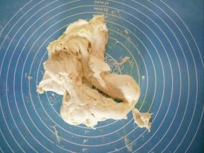 加入软化好的黄油，继续揉搓至面团和黄油充分融合