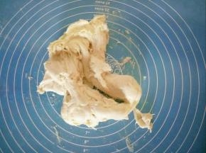 加入软化好的黄油，继续揉搓至面团和黄油充分融合