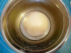 面团揉光滑放盆里盖保鲜膜发酵
