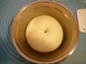 面团发酵至2-2.5倍大，用手指沾干粉，在面团中戳一个洞，洞口不回缩，不塌陷，证明已经发酵完成 