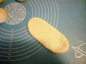 用擀面棒擀成牛舌状放入烤盘