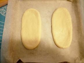 放入烤箱二次发酵，下面放一碗热水（我的是格兰仕小烤箱，也不知道多少升的，所以一次只能放两个）