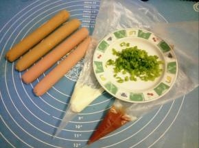发酵期间准备火腿肠，香葱碎，沙拉酱和番茄酱放入裱花袋备用