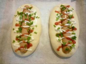 刷蛋液， 挤上沙拉酱和番茄酱，撒上香葱，放入预热好的烤箱180度，中层，20分钟，上色马上盖上锡纸