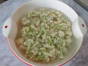 菜花掰成小块，放在盐水中浸泡20分钟，再多清洗几遍