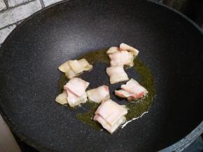 油热，加猪肉炒三分钟