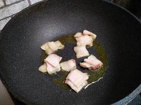 油热，加猪肉炒三分钟