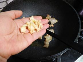加入蒜末，炒香