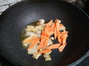 加胡萝卜，炒两分钟