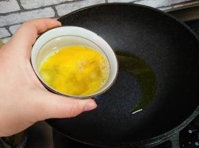 锅中油热加入鸡蛋液
