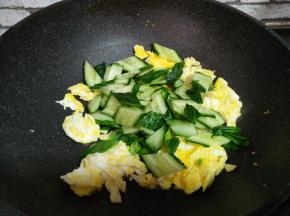 加入黄瓜片炒匀
