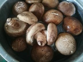 仲景新鲜香菇，清水洗干净。