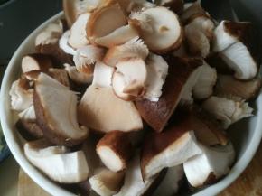 用手撕成小块，香菇脚用刀切段。