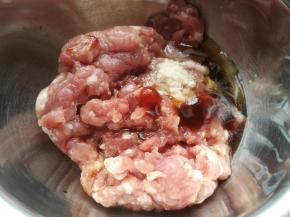 猪肉糜，加植物油，生抽，花椒粉，盐，鸡粉，蚝油，搅打。