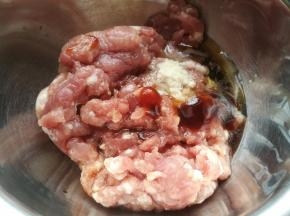 猪肉糜，加植物油，生抽，花椒粉，盐，鸡粉，蚝油，搅打。