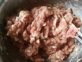 边搅打边加加凉开水，搅打上筋。