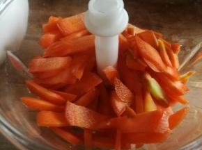 胡萝卜洗干净，切片放入绞肉机搅碎。
