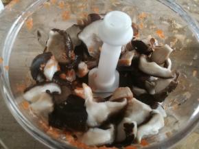 放入绞肉机，搅碎。