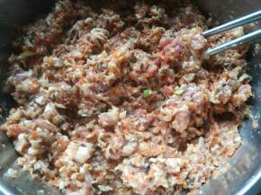 拌匀好的肉馅，冷藏备用。