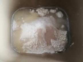 面粉，加糖，酵母，水，放入面包机桶，启动和面功能。