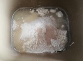 面粉，加糖，酵母，水，放入面包机桶，启动和面功能。