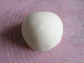 揉成光滑的面团，保鲜膜覆盖醒发十分钟。