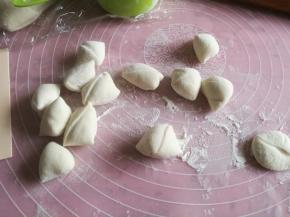 用切面刀，切成大小相同的剂子。用手掌按扁。