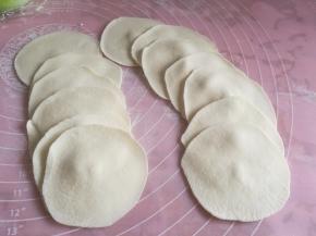 用擀面杖擀成圆形薄片。