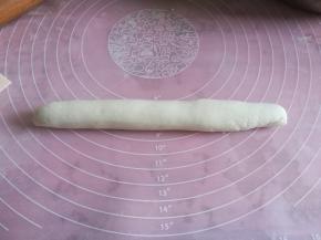 醒发好的面团，切一小块，用手搓成长条状。