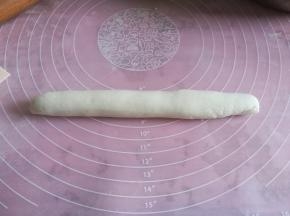醒发好的面团，切一小块，用手搓成长条状。