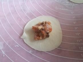 放入肉馅，一只手掌拖着，用另一只手捏边。