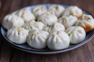 出炉撒熟芝麻，香葱碎。