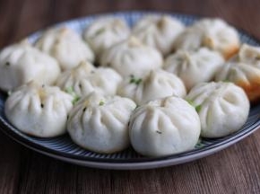 出炉撒熟芝麻，香葱碎。