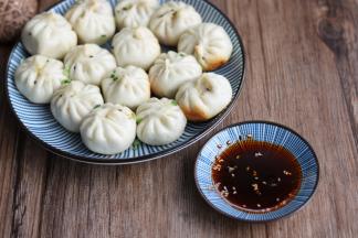 可以蘸小料（小红油，香醋）。