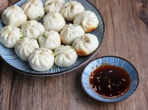可以蘸小料（小红油，香醋）。