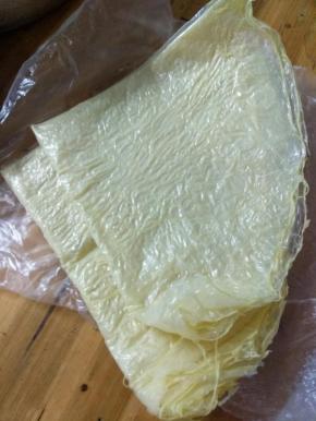 腐竹皮冲下水晾干备用