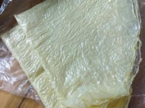 腐竹皮冲下水晾干备用