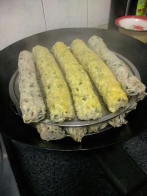 卷的时候不要粗细相差太大！比较好蒸熟！