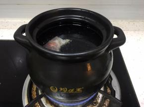 将适量水到煲中，这里我用的纯净水