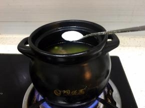 青豆变色后加入一勺盐