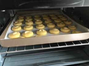 送入烤箱170度中层上下火20分钟