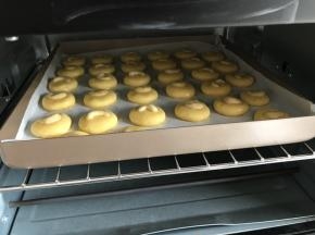 送入烤箱170度中层上下火20分钟