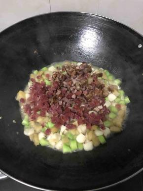 将马蹄，介兰，雪蓮果，腊肉腊肠煮熟