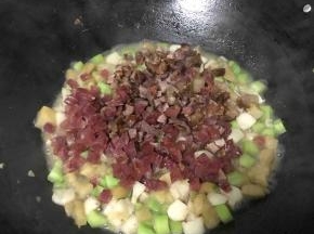 将马蹄，介兰，雪蓮果，腊肉腊肠煮熟