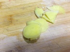 将生姜洗净后切成薄片