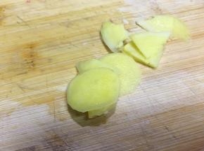 将生姜洗净后切成薄片