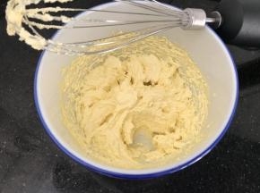 打发至体积蓬松，颜色微白