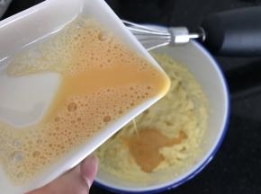30g分蛋液分2次加入打发的黄油里，打发均匀（第一次加一半）
打均匀后再加入剩下一半蛋液