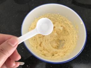 打发均匀呈蓬松状态，加入盐